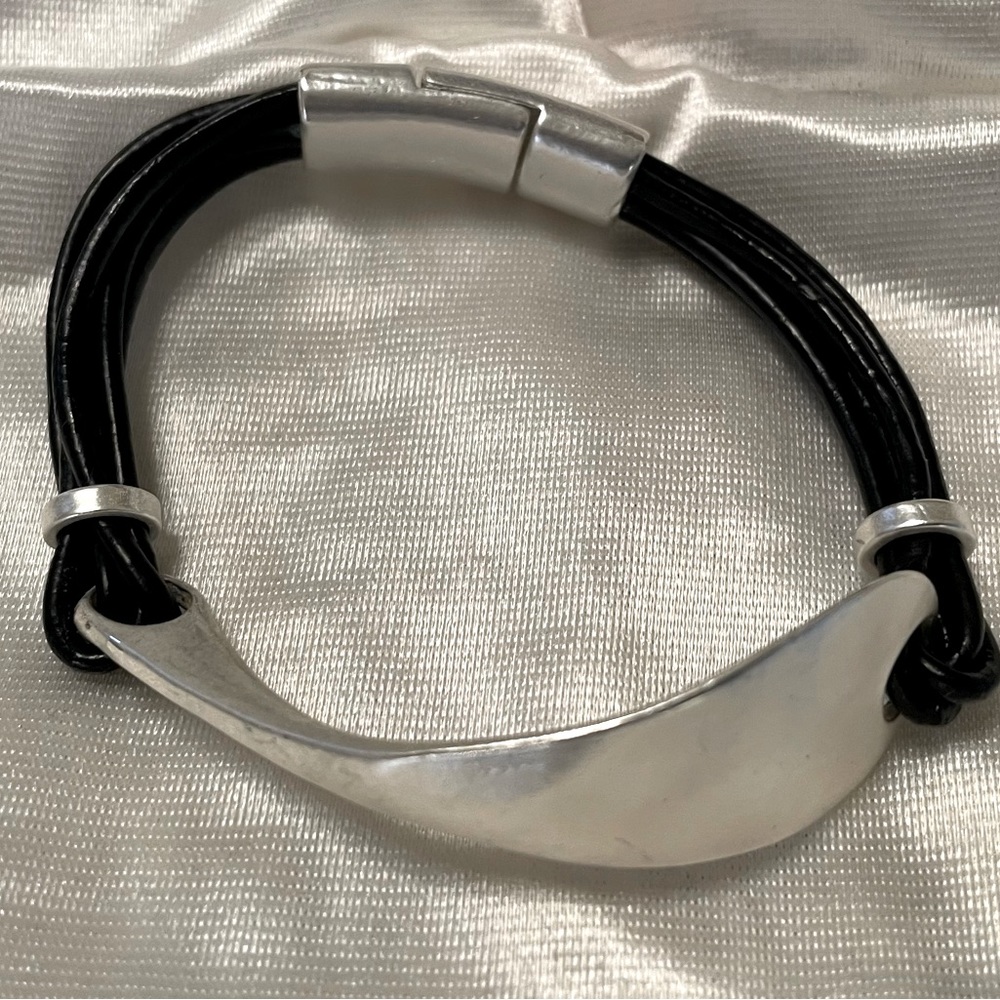 NWOT Beautiful White Coloured Leather Straps with Metal Enclosure Bracelet